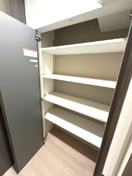 【収納】 | 新北野第2コーポ 西棟 | 生活用品のストックに便利な廊下収納！可動棚付きで多様なアイテムを効率よく整理できます。