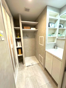 【独立洗面台】 | 新北野第2コーポ 西棟 | 防水パン付き洗濯機置き場有り！たっぷりの収納力を設けた洗面室で、スッキリと整えられた空間に。