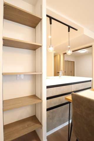 リベール加古川シティＷＥＳＴ弐番館の収納|リビング端にある収納棚です。