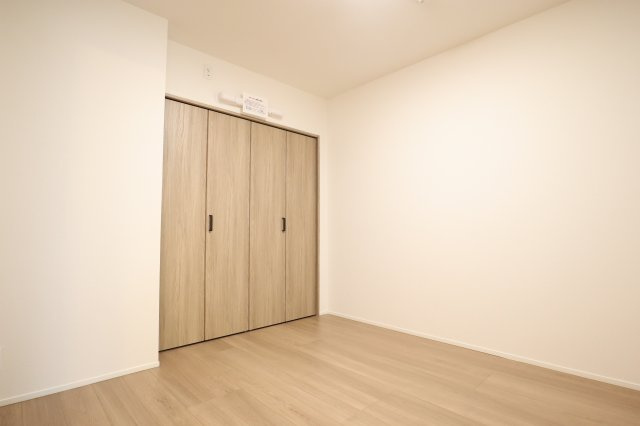 リベール加古川シティＷＥＳＴ弐番館の洋室|約5.1帖の洋室です。