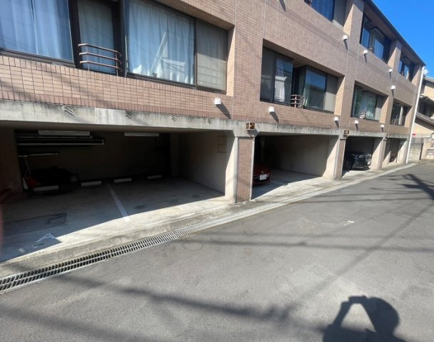 目白台ビルの駐車場