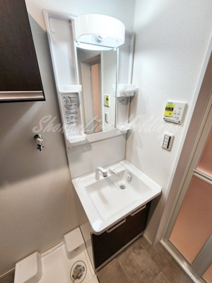【洗面所】 | ベイルーム藤沢湘南台 | 明るい洗面所です