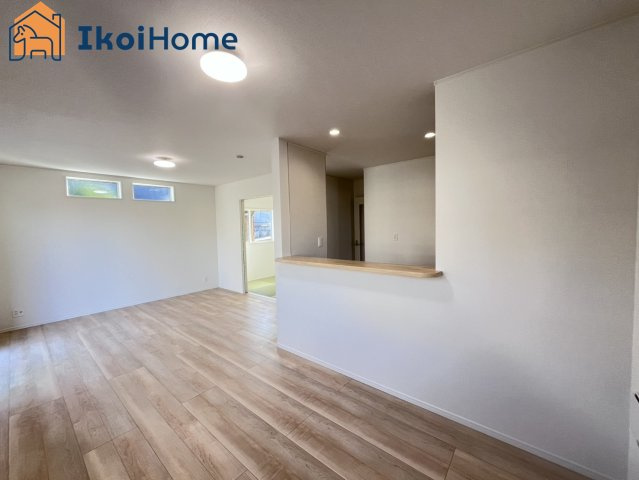 明石市大久保町谷八木第6　8号棟　の居間・リビング|【ホームページに現地動画掲載中】●年中無休：当日予約可●LDK16.5帖になります。2面採光で明るいです。