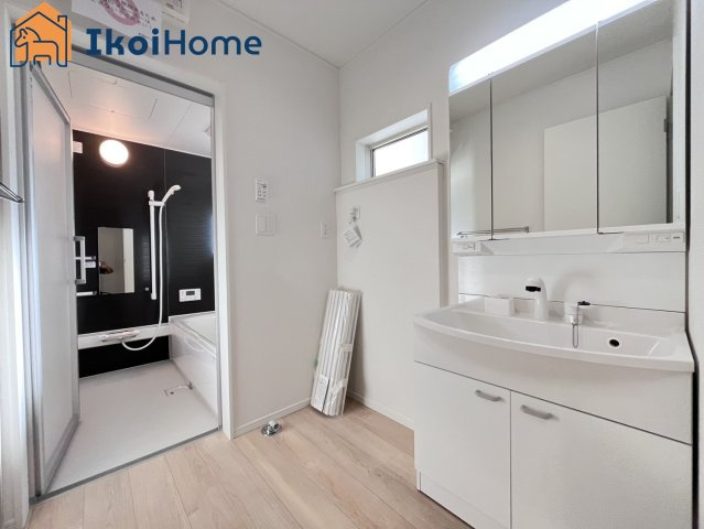 明石市大久保町谷八木第6　8号棟　の洗面所|【ホームページに現地動画掲載中】●年中無休：当日予約可●畳２枚分の一般的な洗面室。小窓もあります！