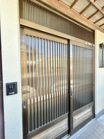 高知市石立町　中古戸建ての玄関