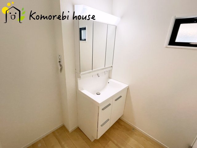 上尾市浅間台　12期　新築一戸建て　グレース　02の独立洗面台|朝の支度にも助かる、独立の洗髪洗面化粧台