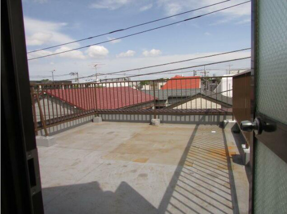 高崎貸家A　リフォーム済　屋上テラス　和室のバルコニー