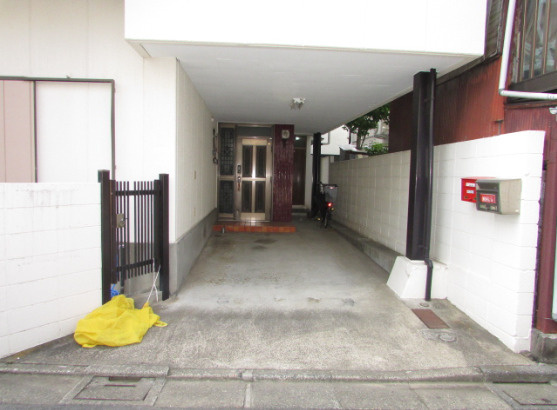 高崎貸家A　リフォーム済　屋上テラス　和室のエントランス