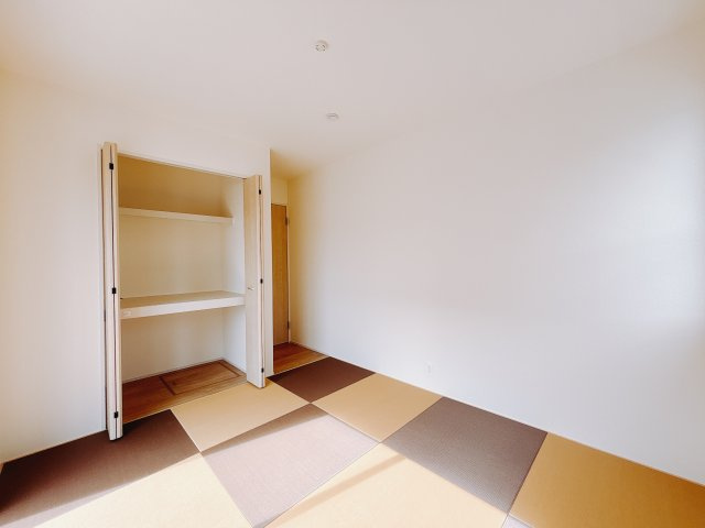 【新築戸建】前橋市六供町3丁目の和室|■1階和室｜意外と場所をとるアイロンがけや、お洗濯物を畳むときにも広々と使うことができ、ちょっと一休みしたいとき、すぐに横になれるのも魅力です♪