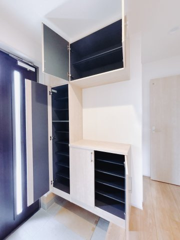 【新築戸建】前橋市六供町3丁目の玄関|■玄関｜収納豊富な玄関♪全身ミラー付き収納もあり、お出かけ前の身だしなみチェックもバッチリです！