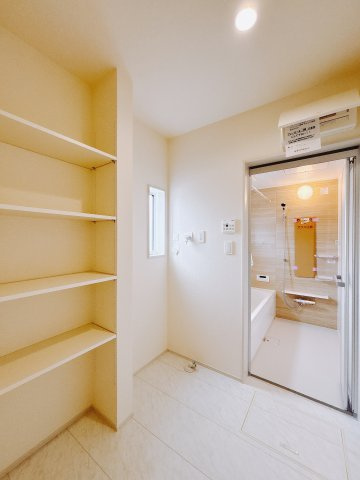 【新築戸建】前橋市六供町3丁目の独立洗面台|■洗面室｜リネンスペースには、タオルやバスタオル・着替えなどが置けるので大変便利です♪買い置きした洗剤もしまえてどんな時も綺麗な状態を保てます♪
