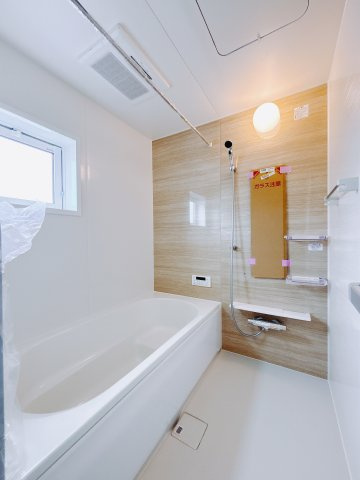 【新築戸建】前橋市六供町3丁目の浴室|■浴室｜デザイン性に優れた浴室♪1日の疲れを癒す、ゆったりとしたバスタイムをぜひお過ごしください(*＾＾*)大きな窓付きで嬉しい♪