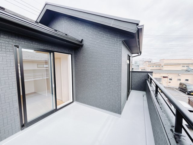 【新築戸建】前橋市六供町3丁目のバルコニー|■バルコニー｜あたたかな陽のひかりを浴びることのできるバルコニー。お洗濯物やお布団を干せば、家族みんなが気持ちよく暮らすことができます(*^^*)