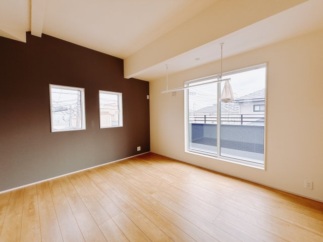 【新築戸建】前橋市六供町3丁目の寝室|■主寝室｜寝室にはアクセントクロスをあしらい、ホテルのような落ち着いた空間を演出しました。南向きなので陽当りも良く、朝は爽やかな陽射しがお部屋を包みます☆