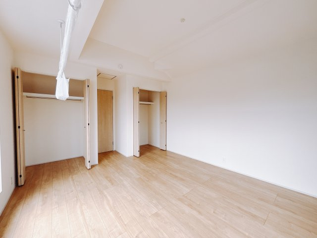 【新築戸建】前橋市六供町3丁目の寝室|■主寝室｜ベッドやテレビなどの大き目の家具を置いても余裕のある広々主寝室です♪家事やお仕事にお疲れなパパ・ママがゆっくりと過ごせる空間です♪