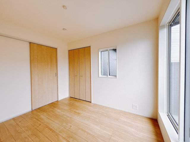 【新築戸建】前橋市六供町3丁目の洋室|■2階洋室｜階洋室には大きな窓をご用意しています。日中はあたたかな日差し差し込み自分時間も充実できますね＾＾