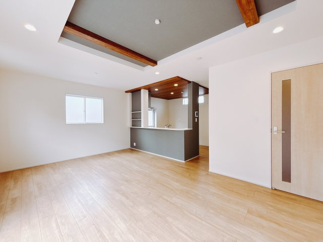 【新築戸建】前橋市六供町3丁目の居間・リビング|■リビング｜時の流れと共に陽射しは装いを変え空間に新たな彩りを与えます。一日中家に居ても飽きることなく過ごすことができる素敵な空間です♪