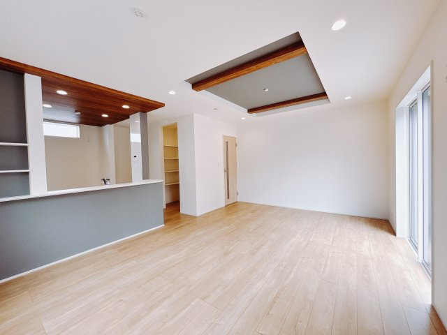 【新築戸建】前橋市六供町3丁目の居間・リビング|■リビング｜陽当たり良好のリビングダイニング♪賃貸では叶わなかった、お友達とのホームパーティや大音量で映画やテレビを楽しむことができます(*^^*)