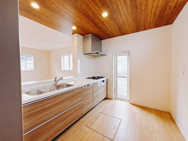 【新築戸建】前橋市六供町3丁目のキッチン|■キッチン｜ワークトップの幅が広く、お子様といっしょにお料理をつくったり、ちょっとしたパーティーも楽しめます。フラットなのでお掃除がしやすいのもポイントです♪