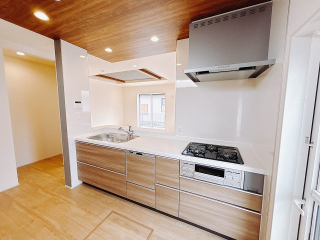 【新築戸建】前橋市六供町3丁目のキッチン|■キッチン｜作業がはかどる広々カウンタースペース。会話がはずむ「オープンキッチン」なので家族とのコミュニケーションも活発になります。