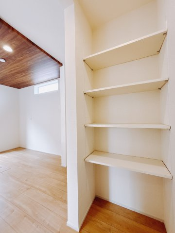 【新築戸建】前橋市六供町3丁目の収納|■パントリー｜キッチン横にはパントリーをご用意しております♪キッチン用品や食料品も保管できるのはうれしいですね♪