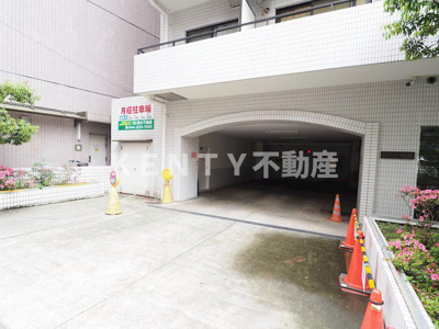 【駐車場】 | ホワイトガーデン東田 | 駐車場があるので、車を買う予定の方も安心です