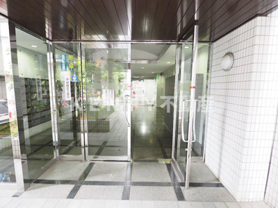 【エントランス】 | ホワイトガーデン東田 | 落ち着いたエントランスです