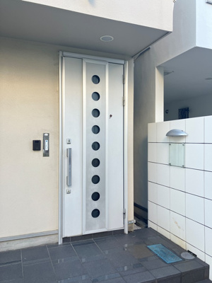 【エントランス】 | 小山戸建 | 清潔なエントランスです