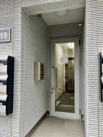 中野区大和町１丁目のアパートのエントランス