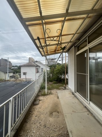 下畑町貸家のバルコニー