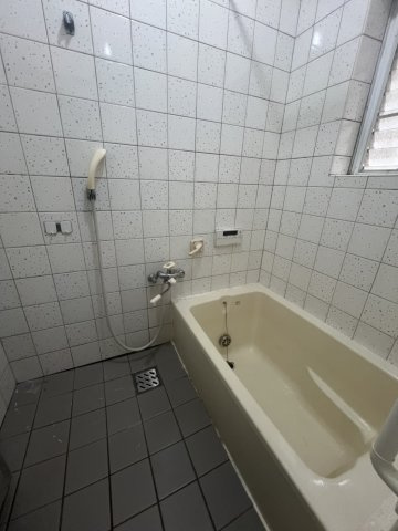 下畑町貸家の浴室