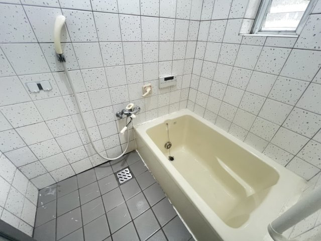 下畑町貸家の浴室