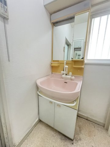 下畑町貸家の洗面所