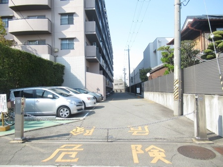 ドルミ南豊中の駐車場