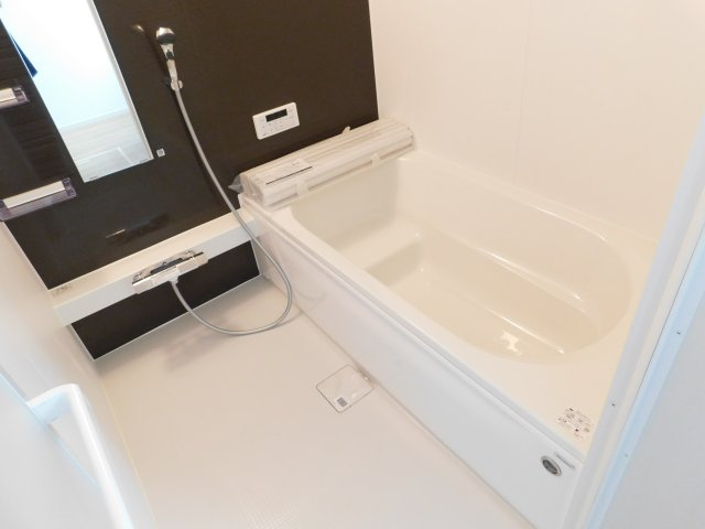 名古屋市瑞穂区中根町４丁目の新築一戸建の浴室|◇浴室◇　　広い１坪サイズ・浴室暖房乾燥機・保温浴槽・追い焚き機能・ベンチ浴槽・エコシャワー・オートバス・バリアフリーバス・浴室窓あり