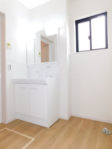 名古屋市瑞穂区中根町４丁目の新築一戸建の独立洗面台|◇洗面脱衣室◇　　三面鏡シャンプードレッサー♪
