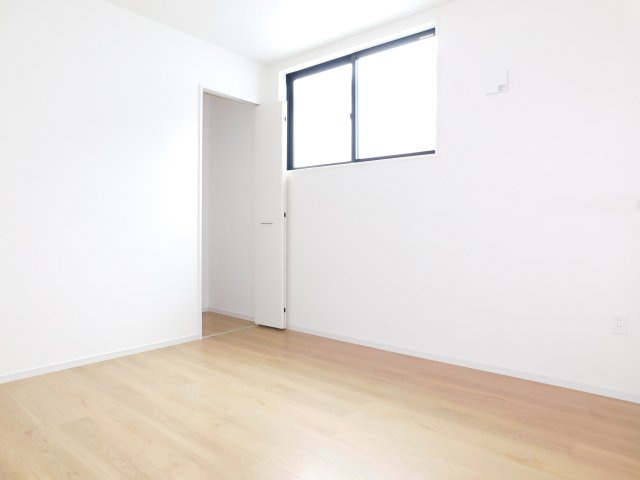 名古屋市瑞穂区中根町４丁目の新築一戸建の洋室|◇２階洋室◇　　明るい洋室４．５帖　収納完備！