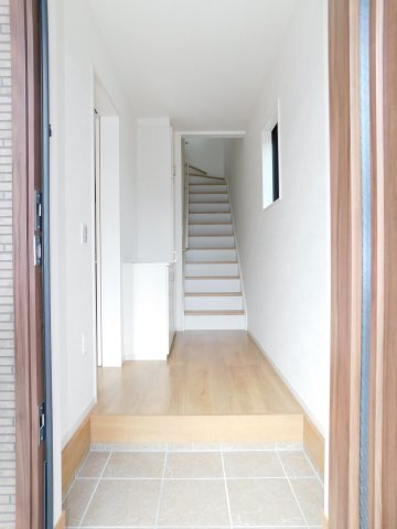 名古屋市瑞穂区中根町４丁目の新築一戸建の玄関|◇玄関収納◇　　家族の履物がしっかり収納できるミラー付玄関収納♪　