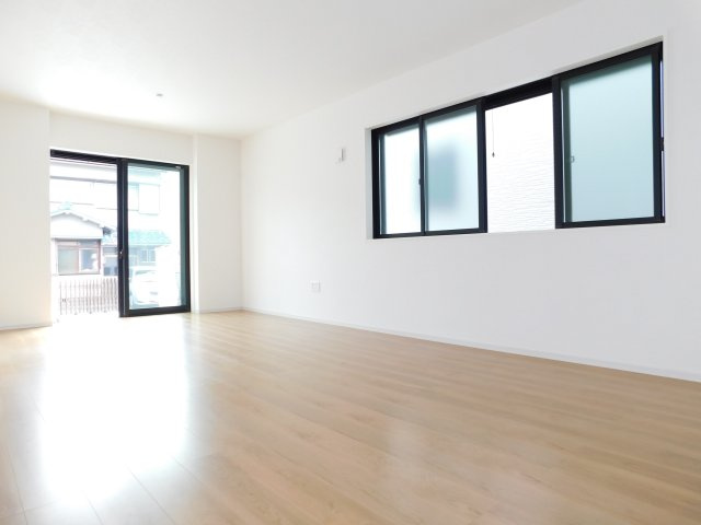 名古屋市瑞穂区中根町４丁目の新築一戸建の居間・リビング|◇リビング◇　　南面を含む２面採光で明るいリビング１８．９帖　大きな窓から採光が差し込む開放的な空間♪