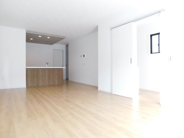 名古屋市瑞穂区中根町４丁目の新築一戸建の居間・リビング|◇リビング◇　　南面を含む２面採光で明るいリビング１８．９帖　ご家族の様子が伺える対面キッチン♪