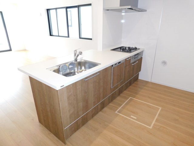 名古屋市瑞穂区中根町４丁目の新築一戸建のキッチン|◇キッチン◇　　人気のフラットキッチン・人造大理石カウンター・食洗機・浄水器一体型水栓・静音仕様シンク・薄型換気扇・Ｓｉセンサーコンロ（３口）・床下収納庫