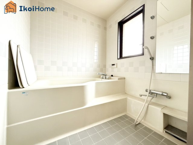 明石市港町　店舗付き中古戸建の浴室|●年中無休：当日予約可●自動湯沸し・追炊き・足し湯などがついたオートバス。給湯パネルからも操作可能。