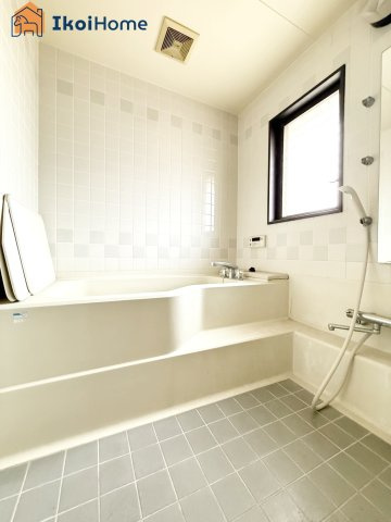 明石市港町　店舗付き中古戸建の浴室|●年中無休：当日予約可●小窓ございますので通気・換気良好です。清潔な空間を保っていただけます。