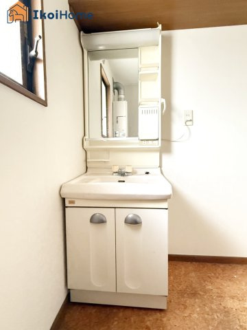 明石市港町　店舗付き中古戸建の洗面所|●年中無休：当日予約可●畳２枚分の一般的な洗面室。追加で収納棚等を付けると大変便利です。