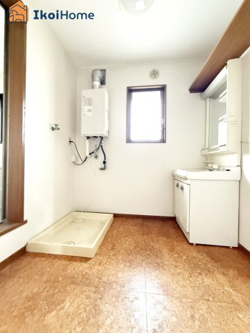 明石市港町　店舗付き中古戸建の洗面所|●年中無休：当日予約可●洗濯機を置く洗濯パンも完備！