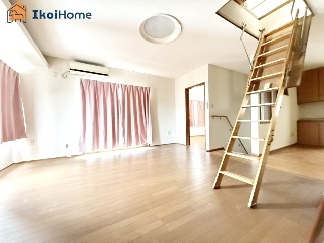 明石市港町　店舗付き中古戸建の内装|●年中無休：当日予約可●3階ＬＤＫスペースです。屋根裏収納への階段もございます。