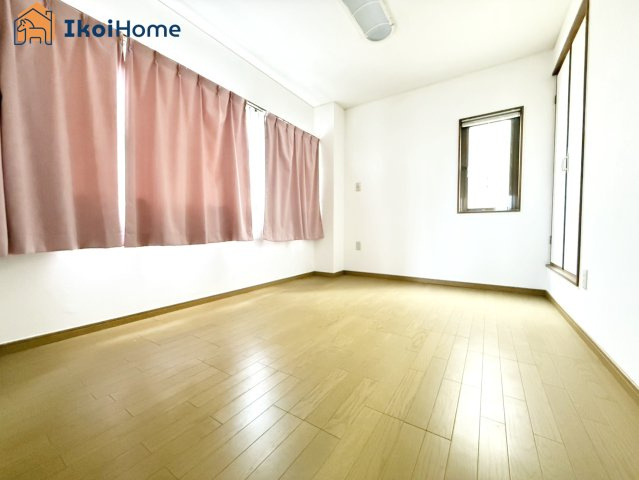 明石市港町　店舗付き中古戸建の寝室|●年中無休：当日予約可●3階の洋室6帖です。二面採光の明るいお部屋です♪