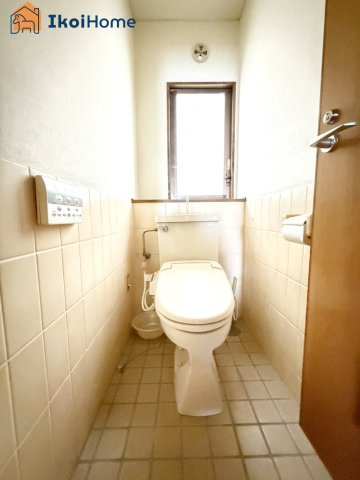 明石市港町　店舗付き中古戸建のトイレ|●年中無休：当日予約可●小窓ございますので通気・換気良好です。清潔な空間を保っていただけます。