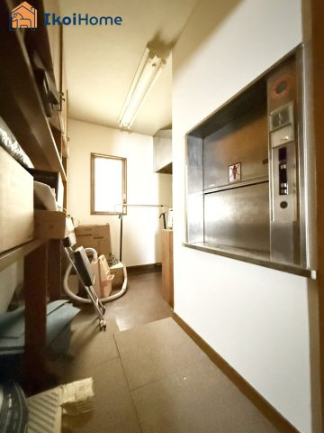 明石市港町　店舗付き中古戸建の設備|●年中無休：当日予約可●食品等を楽々運べる昇降機付きです。