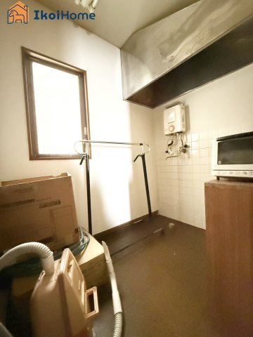 明石市港町　店舗付き中古戸建のエントランス|●年中無休：当日予約可●収納スペースも豊富です。